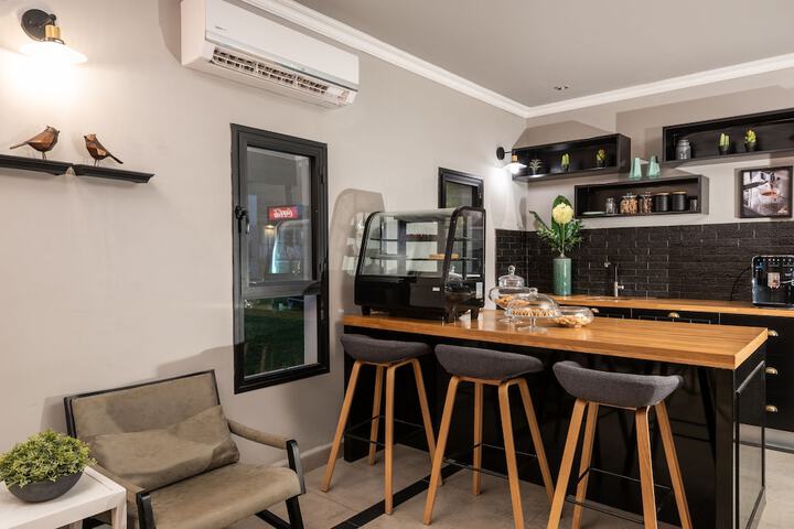 Lounge 47 of 74