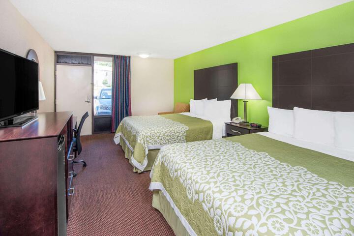 2 Queen Beds (2 of 5)