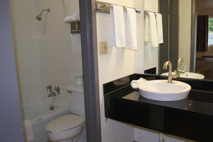 2 Double Beds (3 of 5)