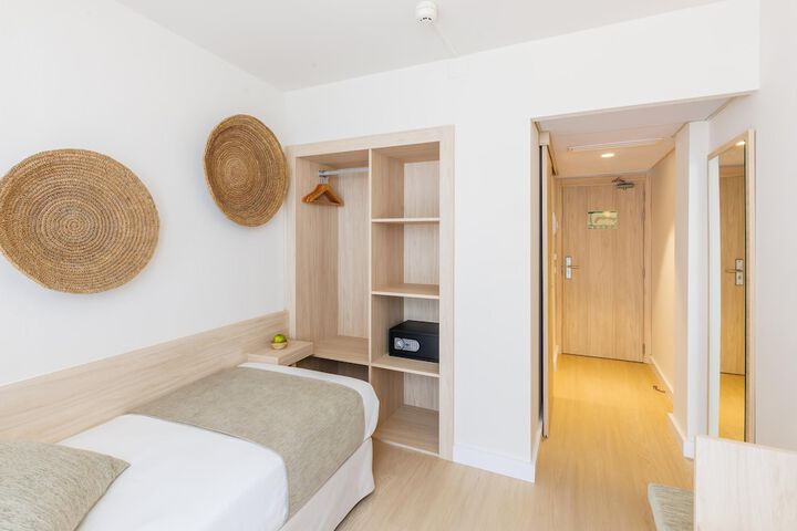 Room 52 of 149