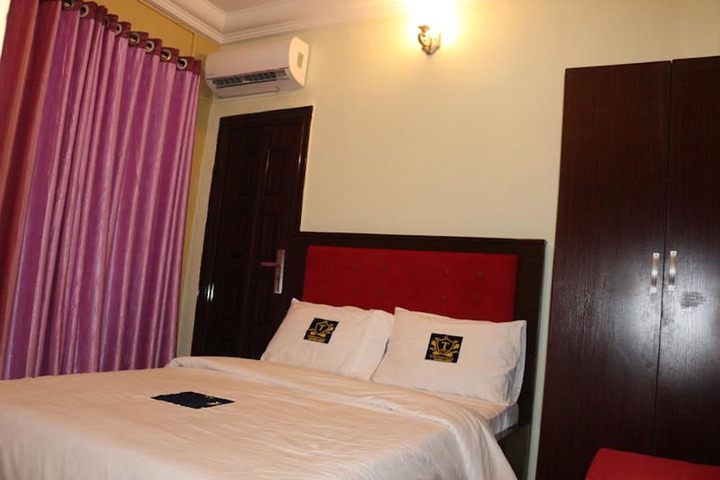 Room 4 of 18