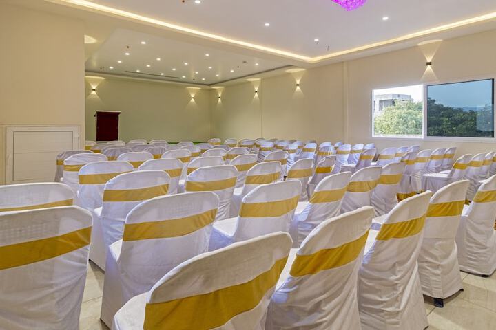 Ballroom/Hall 28 of 36