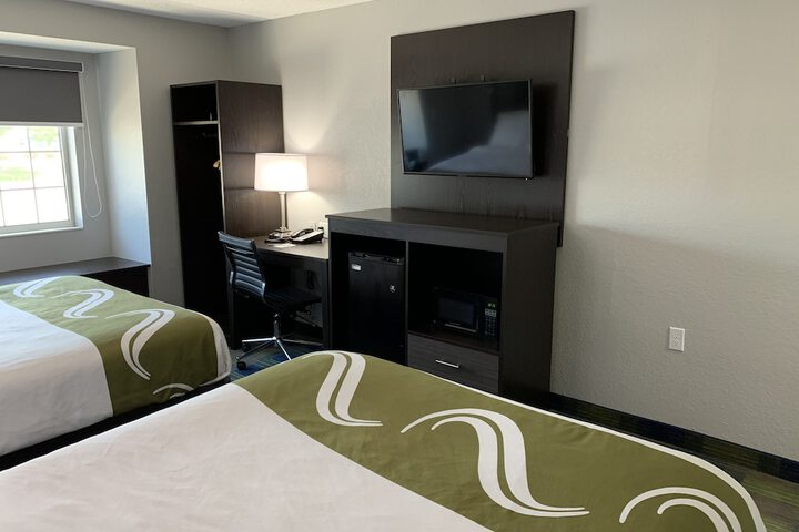 1 Queen Bed (18 of 22)