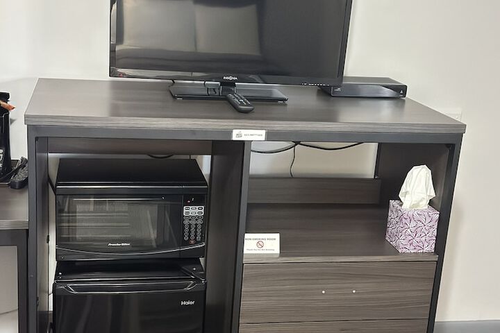 1 Queen Bed (6 of 6)