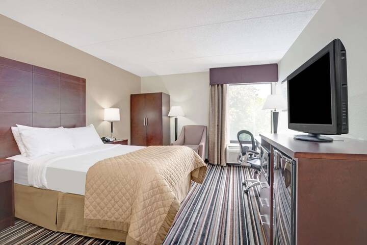 1 King Bed (10 of 15)