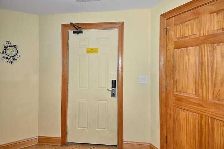 Room 6 of 90