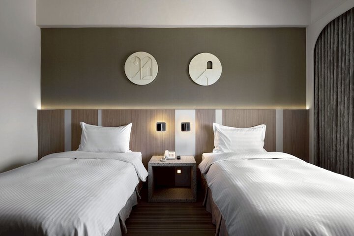 Room 9 of 80