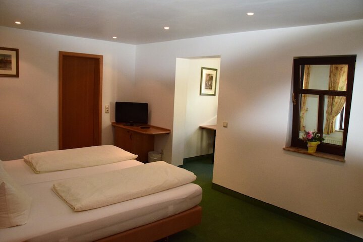 Room 10 of 16