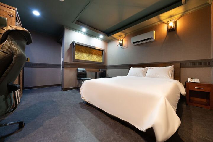 Room 73 of 128