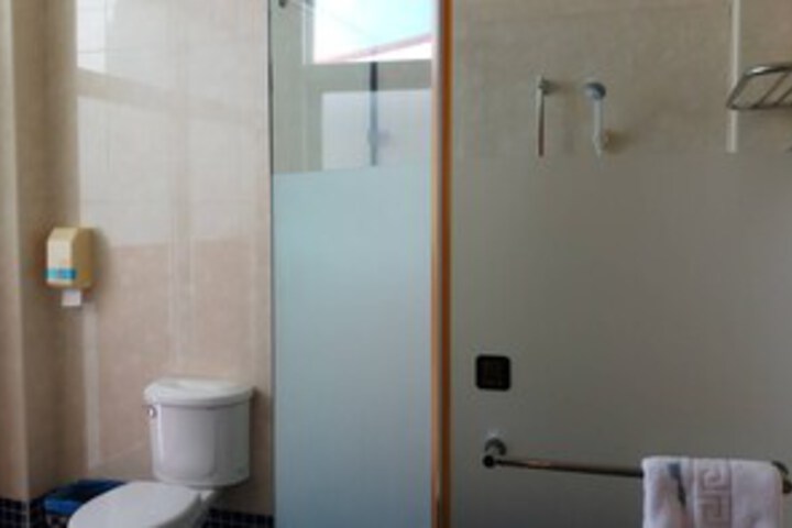 Room 5 of 80