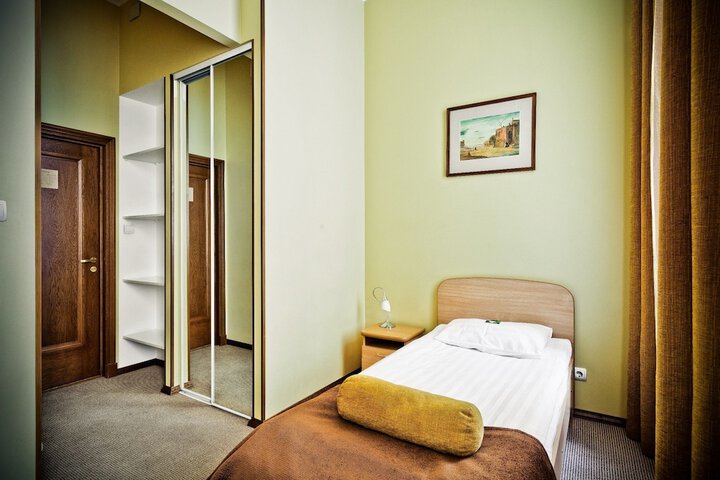 Room 17 of 34