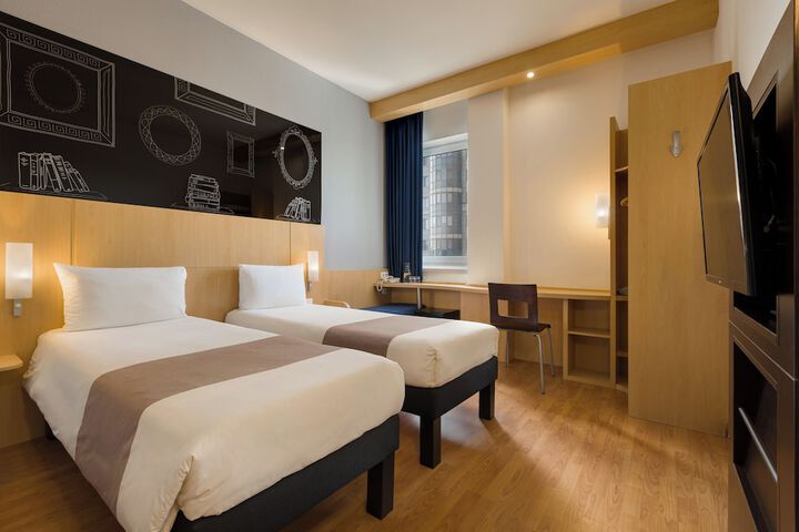 Room 16 of 60