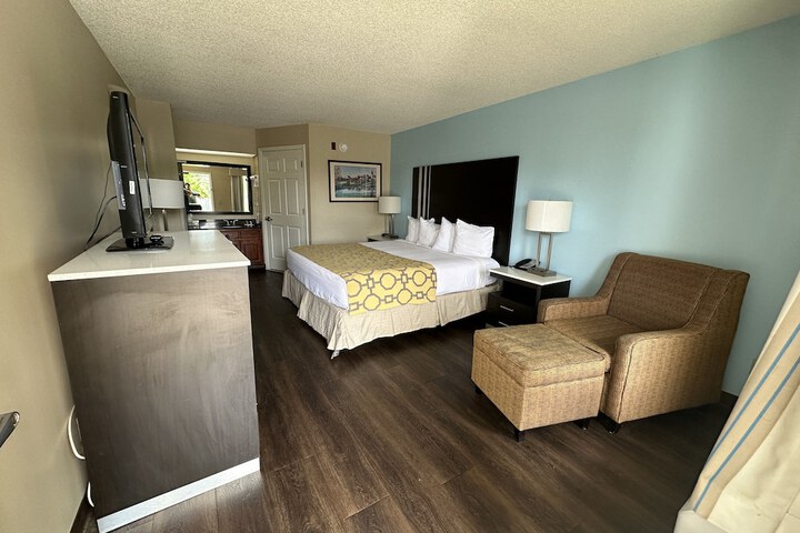 1 King Bed (17 of 23)