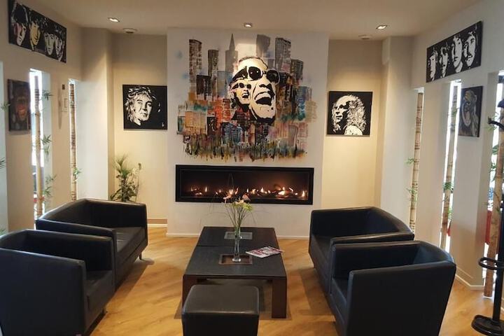 Lobby lounge
