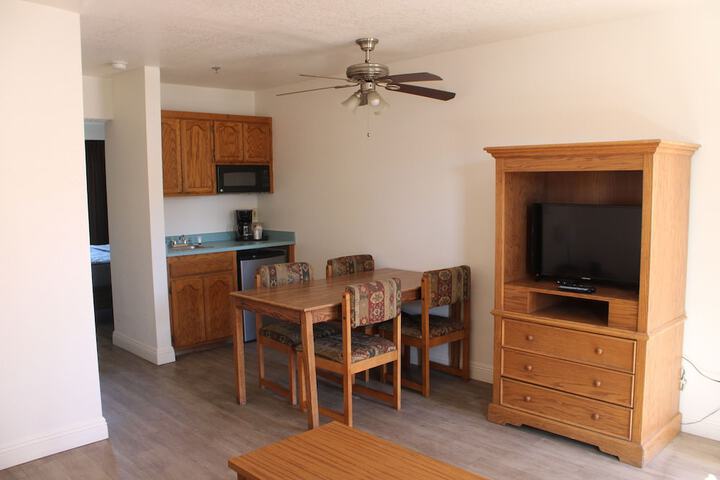 1 Queen Bed (16 of 24)