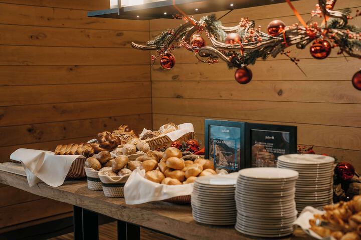 Breakfast/Coffee Service 116 of 198