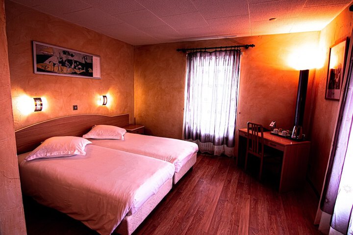 Room 6 of 28