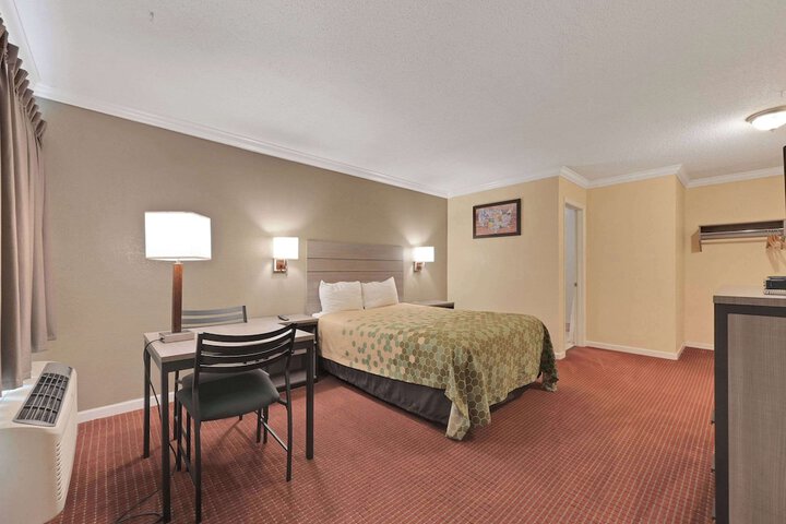 1 Queen Bed (11 of 24)