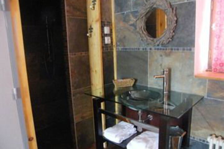Room 4 of 9