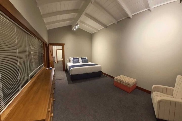 Room 10 of 31