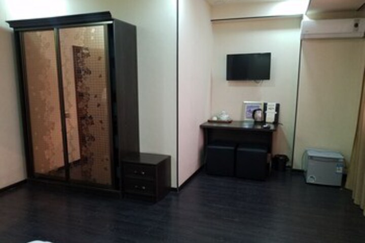 Room 6 of 19