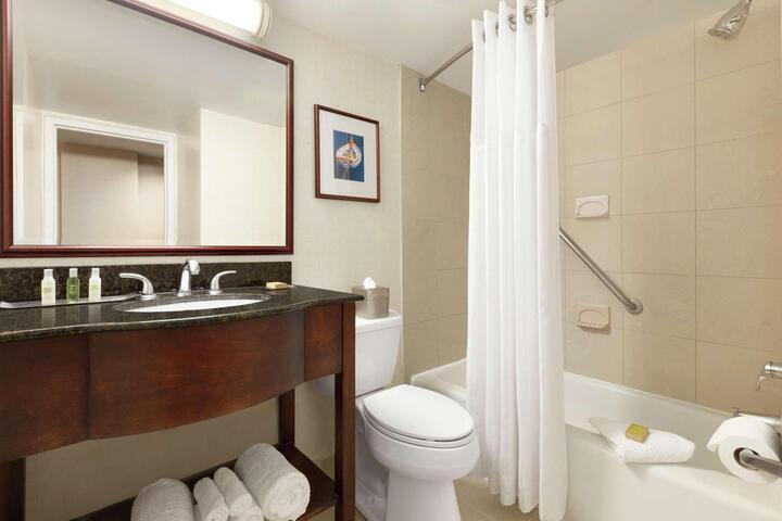 2 Queen Bed with Refrigerator Room (8 of 10)