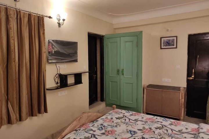 Room 4 of 15