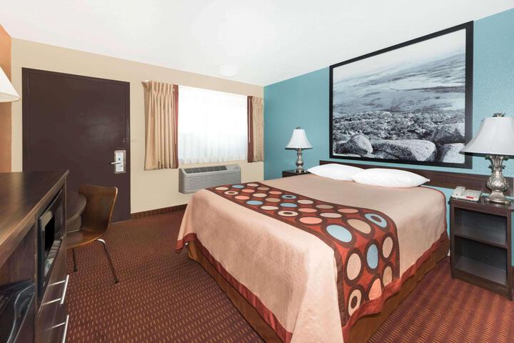 1 King Bed (4 of 9)
