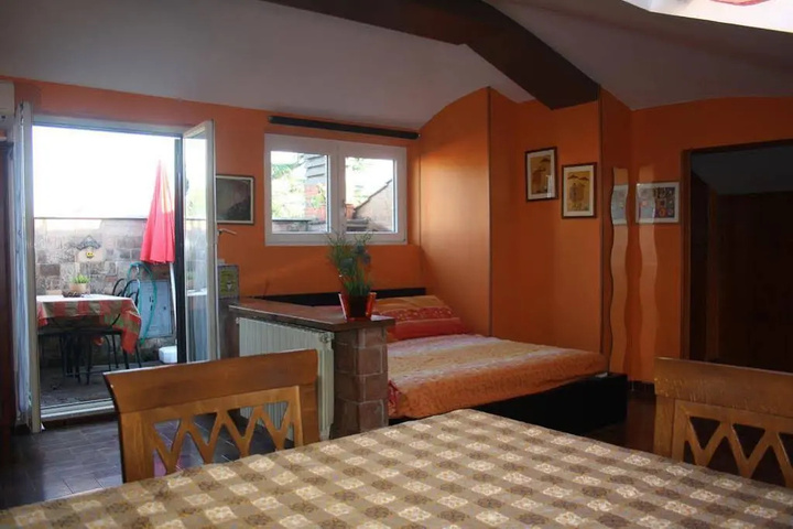 Room 5 of 16