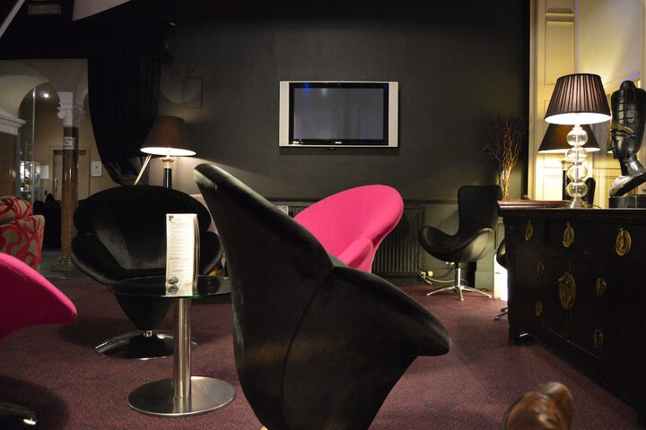 Lounge 31 of 34