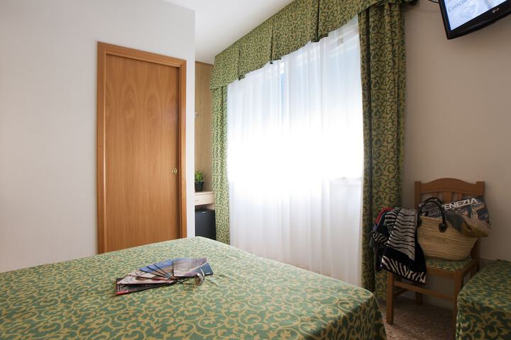Room 2 of 33