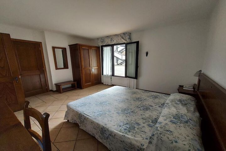 Room 3 of 20