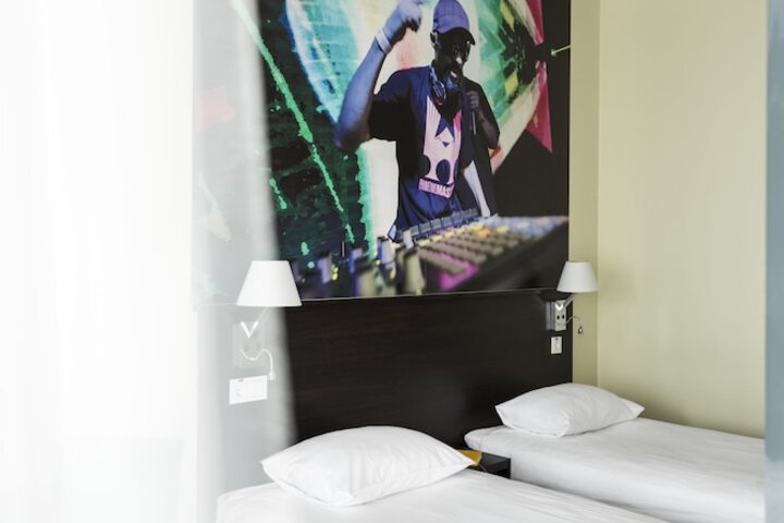 Room 15 of 137