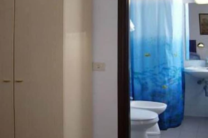 Room 6 of 13