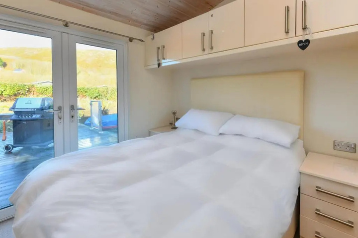 Room 4 of 18