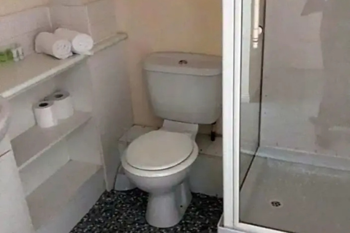 Room 9 of 16