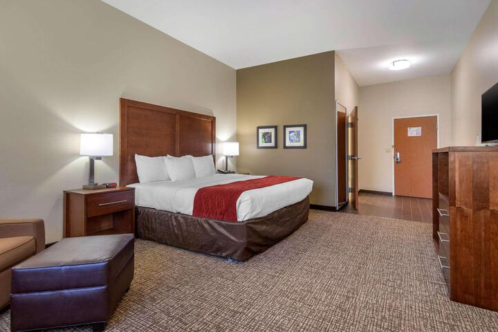 1 King Bed (1 of 19)
