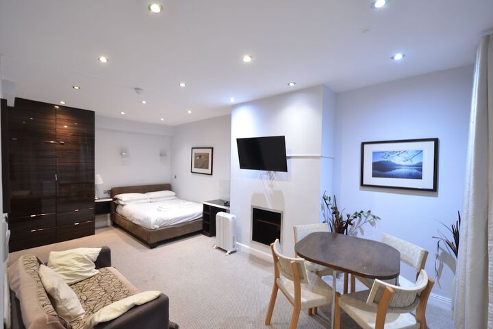 Room 45 of 371