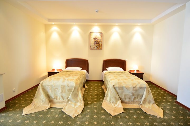 Room 6 of 28
