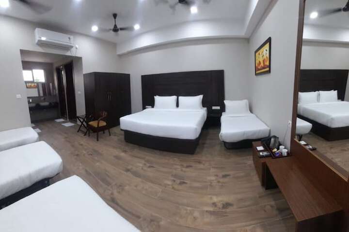 Room 13 of 28
