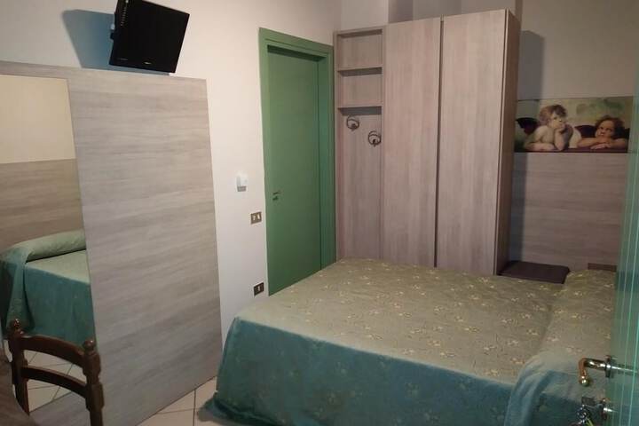 Room 6 of 27