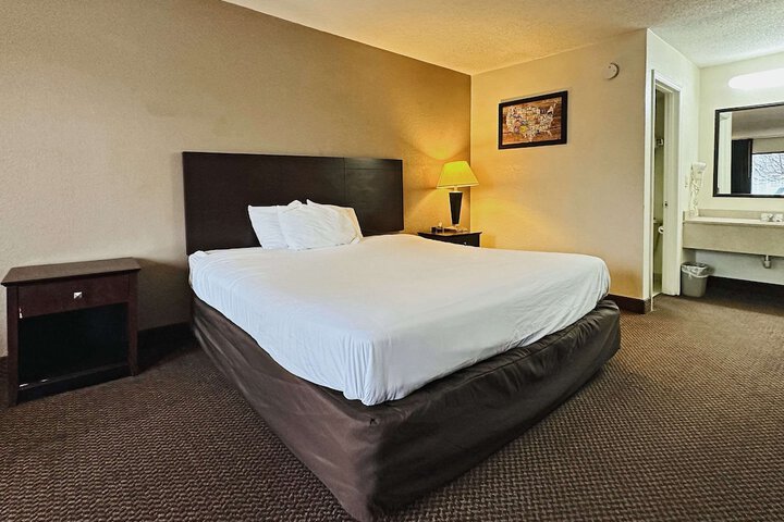1 Queen Bed (2 of 13)