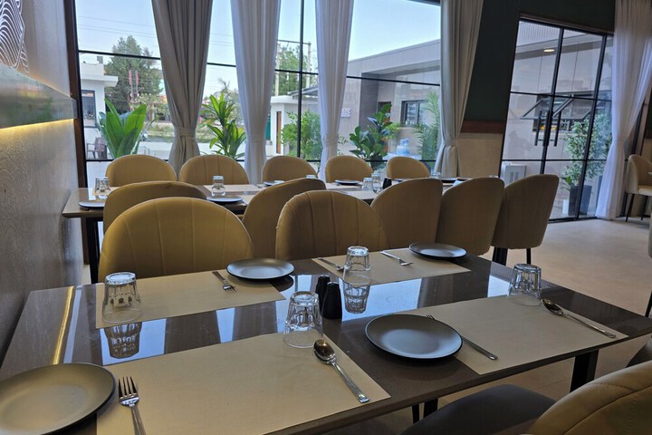 Dining 11 of 13