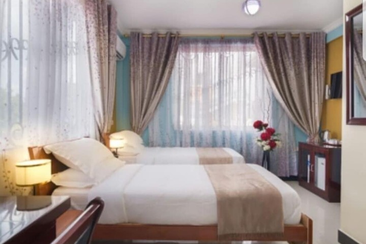 Room 4 of 16