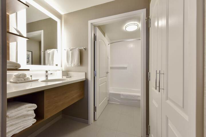 2 Queen 1 Bedroom Suite Mobility Accessible Roll Shower (19 of 29)