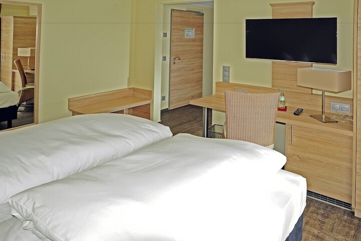 Room 16 of 142