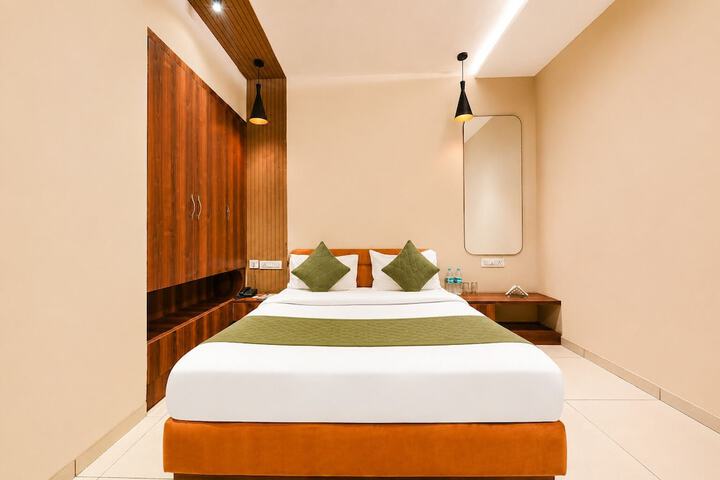 Room 2 of 10
