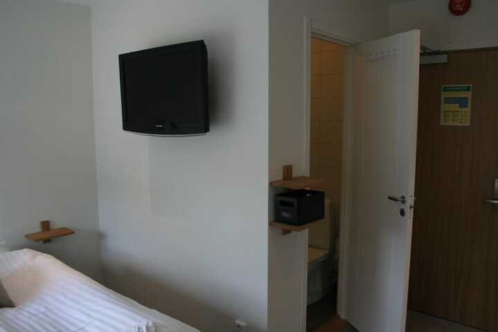 Room 32 of 48