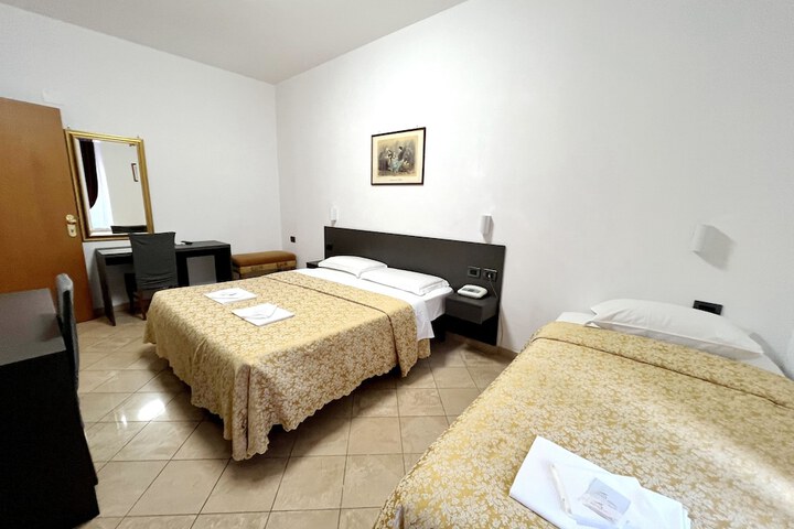 Room 4 of 40
