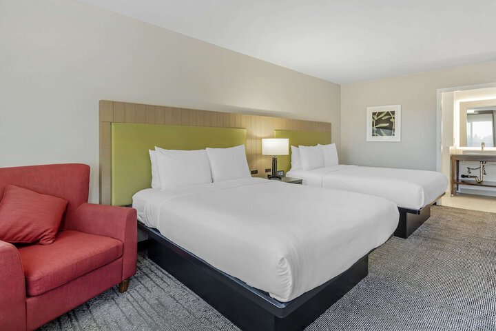 1 Queen Bed (9 of 23)